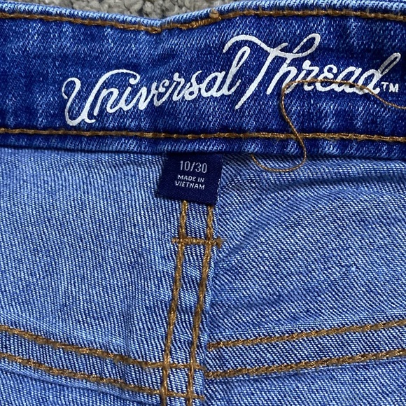 Universal Thread Midrise Boyfriend Distressed Jean Shorts Sz 10 - Picture 5 of 7